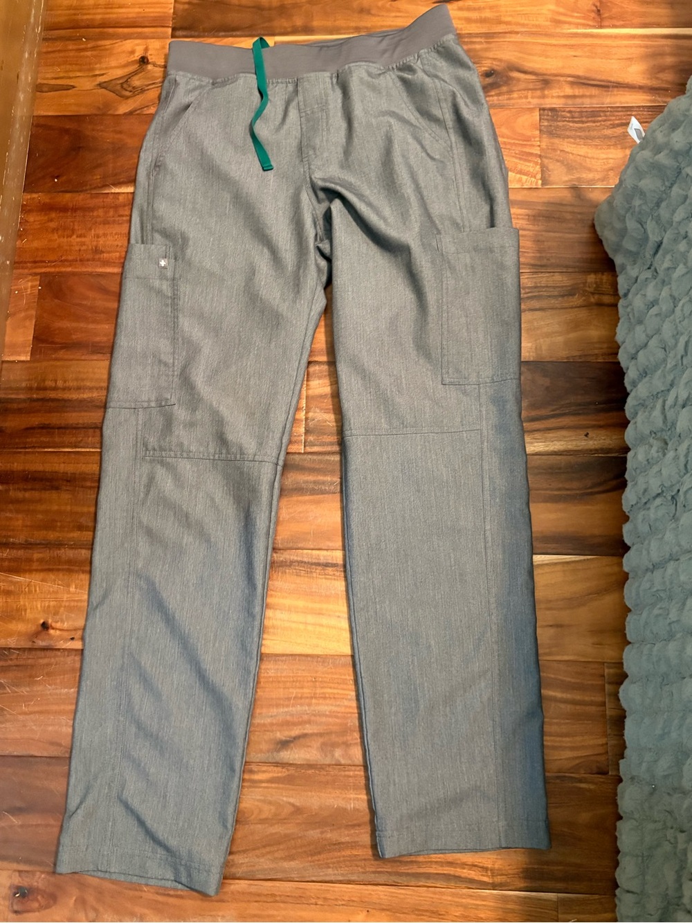 FIGS Technical Collection Gray Cargo Scrub Pants woMen’s Medium Athletic (1178)